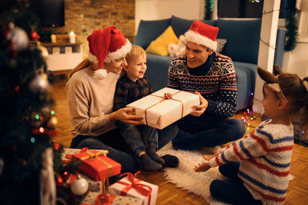 família abre prendas na sala no Natal