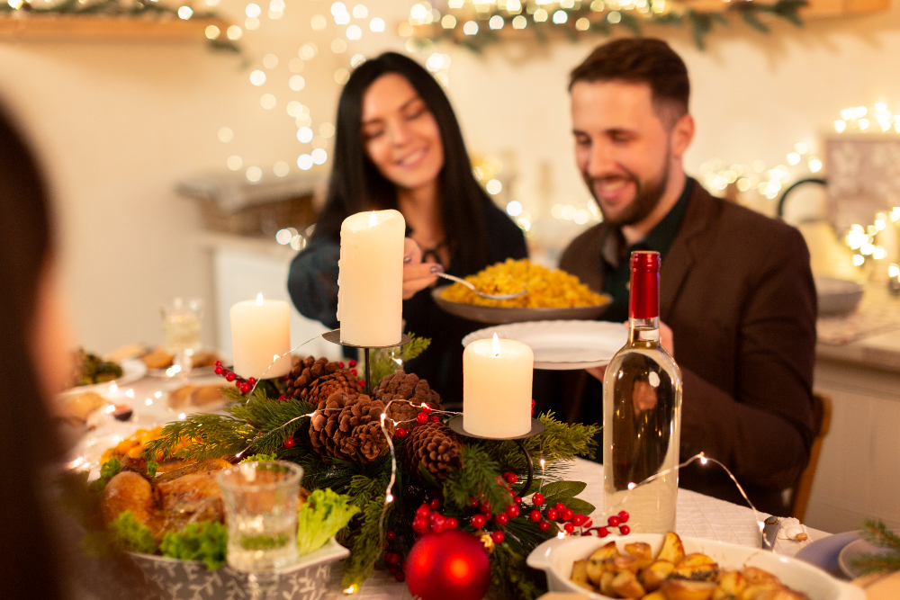 pessoas desfrutam de mesa de natal com iguarias